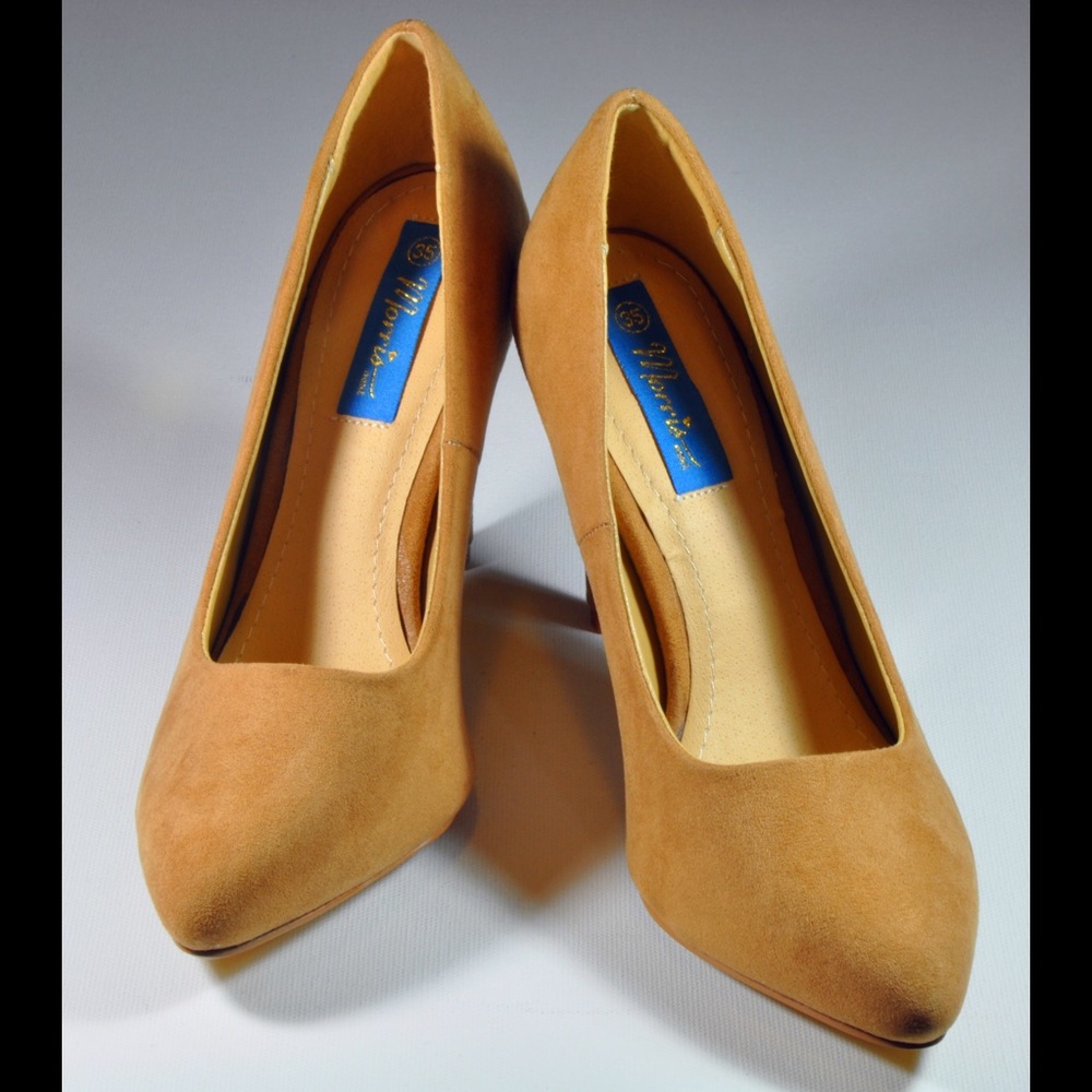 Pointed toe pump heels (124)